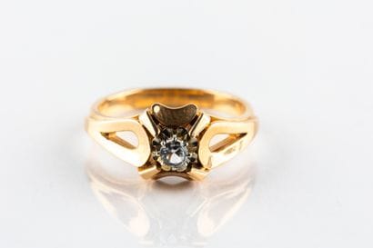 Bague solitaire en or jaune ornée d'une pierre...