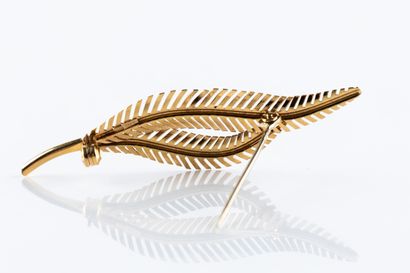 Yellow gold brooch with foliage design. Safety...