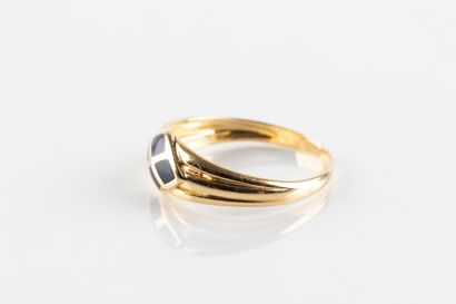 Bague jonc en or jaune centrée de quatre...