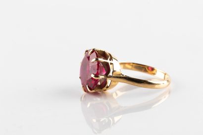 Bague solitaire en or jaune ornée d'un rubis...