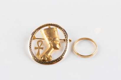Broche ovale en or jaune figurant Nefertiti...