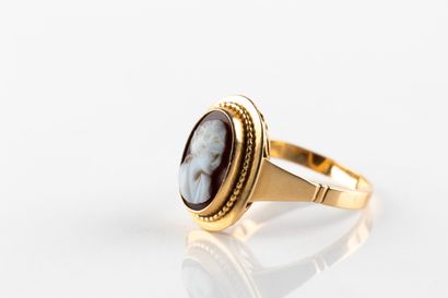 Bague en or jaune centrée d'un camée agate...
