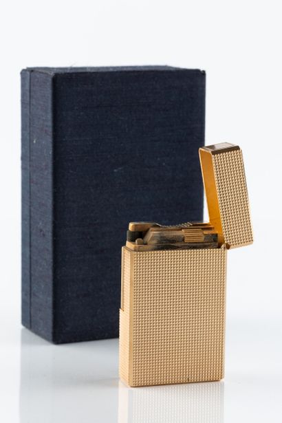Briquet DUPONT n° X3EH58, en plaqué or. 
Décor...