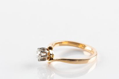 Bague solitaire en or et platine centrée...