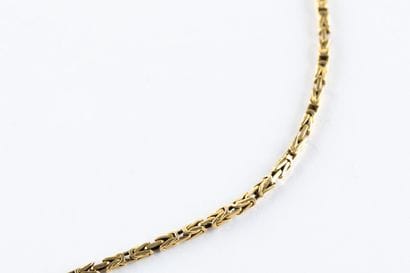 Chaine en or jaune maille royale. Fermoir...