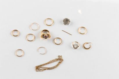 Lot d'or comprenant neuf bagues, une boucle...