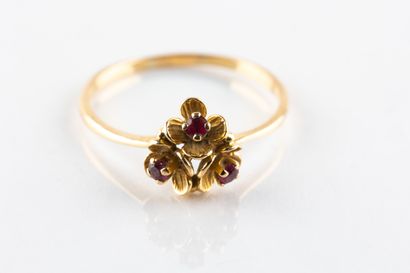 Bague en or jaune composée de trois motifs...