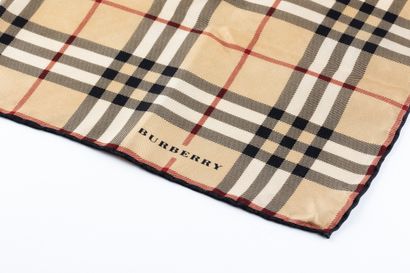 BURBERRY
Carré de soie à carreaux Burberry...