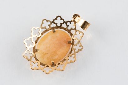 Yellow gold pendant centering a shell cameo...