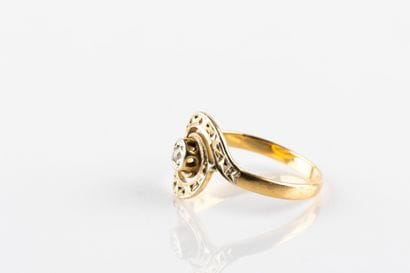 Bague tourbillon en or centrée d'un oxyde...