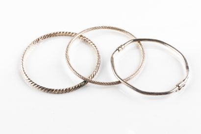 Lot comprenant trois bracelets en argent...
