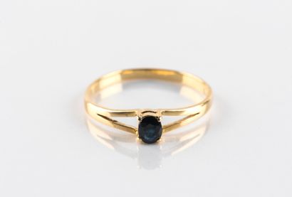 Bague solitaire en or jaune centrée d'un...