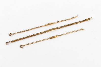 Lot en or comprenant trois bracelets identités...