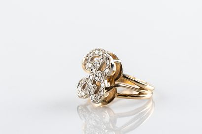 Bague en or ornée de la lettre 