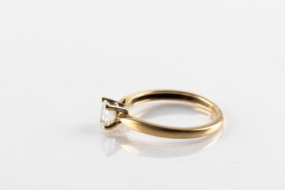 Bague solitaire ornée d'une pierre de synthèse....