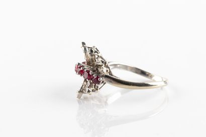 Bague en or gris centrée d'une ligne sinueuse...