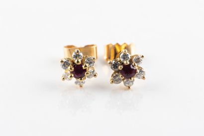 Paire de boucles d'oreilles florales centrées...