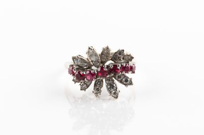 Bague en or gris centrée d'une ligne sinueuse...