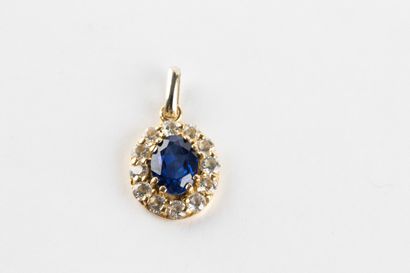 Pendentif en or jaune centrée d'un saphir...