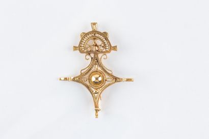 Yellow gold pendant brooch representing the...