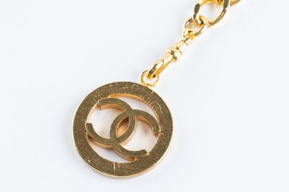 CHANEL
Ceinture à médaillon multi-chaines...