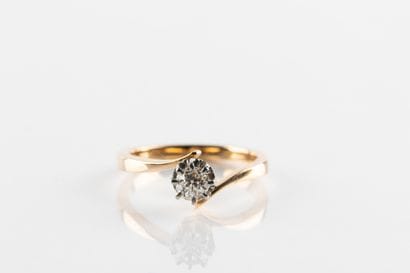 Bague solitaire en or et platine centrée...