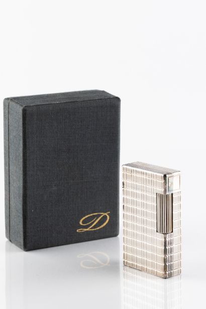 Briquet DUPONT n° Z7FS08, en métal argenté.
Dans...