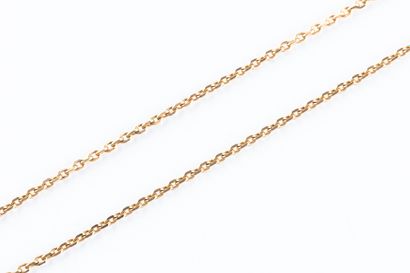 Chaine en or jaune maille forçat limée. Fermoir...