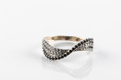Bague mouvementée, en or gris sertie de pierres...