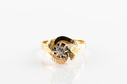 Bague mouvementée en or jaune centrée d'une...