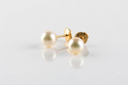 Paire de boucles d'oreilles ornées d'une...