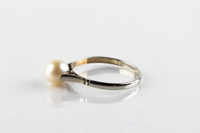 Bague en or gris ornée d'une perle de culture...