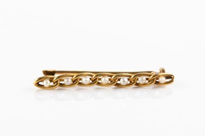 Broche barrette en or jaune rythmée de perles...