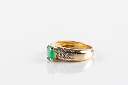 Bague en or jaune centrée d'une émeraude...
