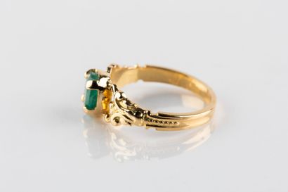 Bague en or jaune centrée d'une émeraude...