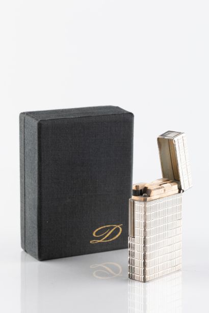 Briquet DUPONT n° Z7FS08, en métal argenté.
Dans...
