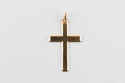 Cross in yellow gold with beveled decoration....