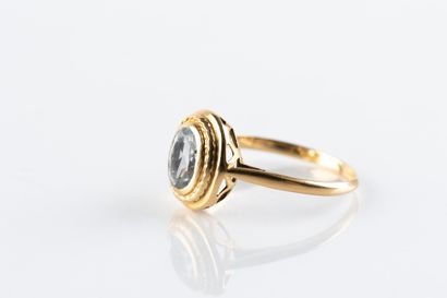 Bague en or jaune ornée d'une aigue marine...