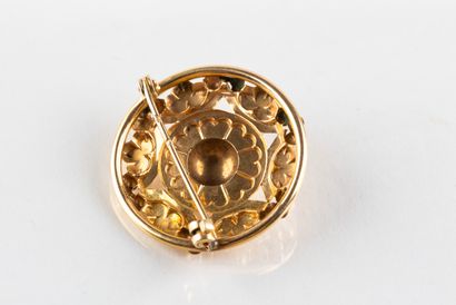 Broche circulaire en or jaune centrée d'un...