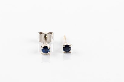Paire de boucles d'oreilles en or gris, ornées...
