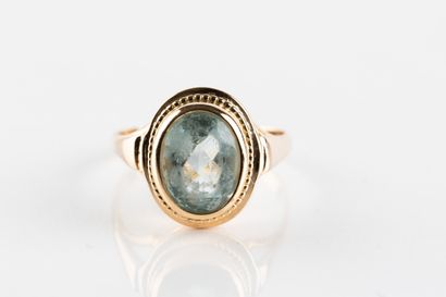 Bague en or jaune sertie d'une aigue marine...