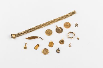 Lot including a bracelet, a watch case, a...