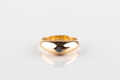 Bague jonc en or jaune, sertie d'un diamant...