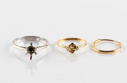 Lot en or comprenant une bague solitaire...