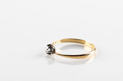 Bague solitaire en or jaune et gris sertie...