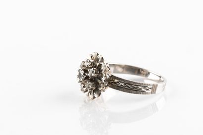 Bague en or gris, figurant une fleur sertie...