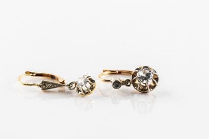 Deux boucles d'oreilles pendantes dépareillées...