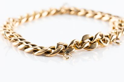 Bracelet en or jaune maille gourmette rythmée...
