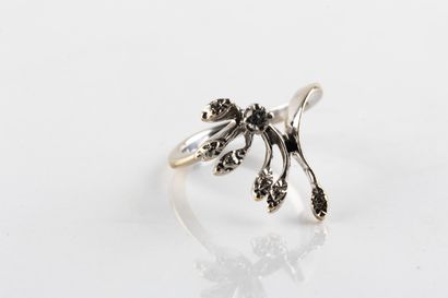 Bague en or gris représentant une fleur stylisée...