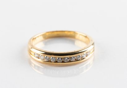 Demi-alliance en or jaune sertie de diamants...